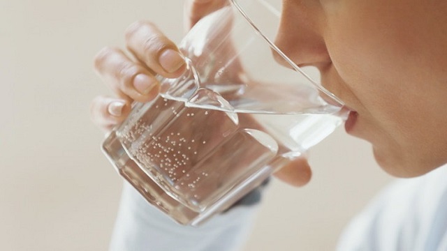 ดื่มน้ำมากเกินไป-อาจเป็นอันตรายต่อสุขภาพได้